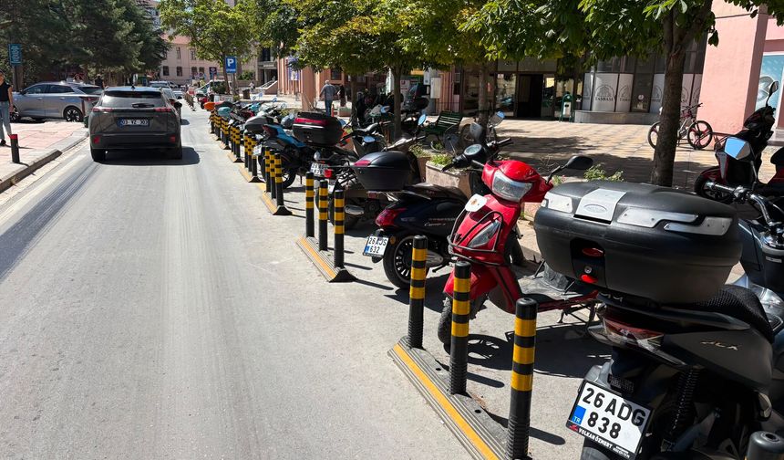 Eskişehir'de araç parkını önlemek için konuldu: Motosikletlerle doldu