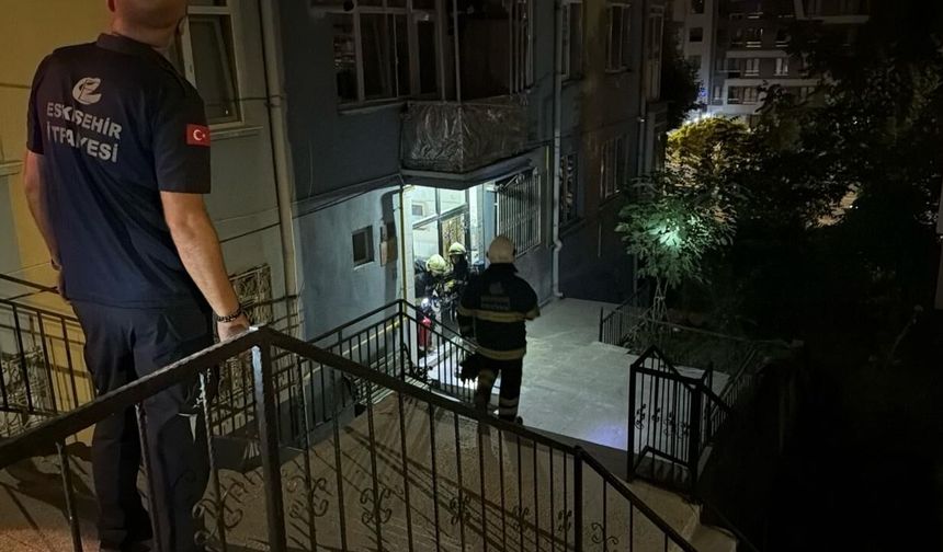 Eskişehir'de apartmanı ayağa kaldıran yangın: Ateşe verip kaçtı!