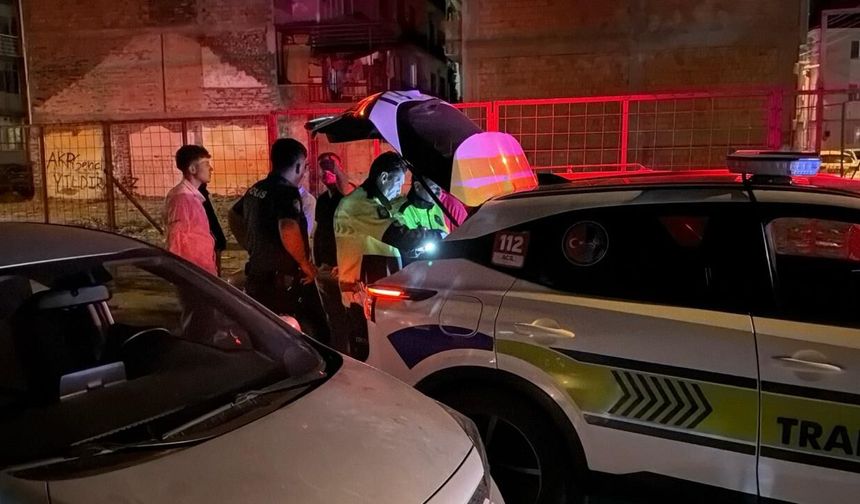 Eskişehir’de pişkinliğin bu kadarı! Alkollü yakalandılar, muhabirin üzerine yürüdüler!