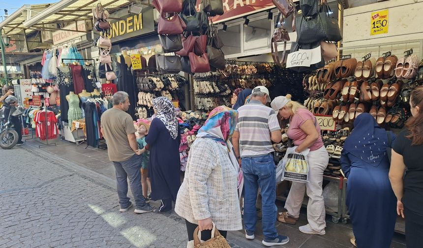 Eskişehir'de ucuz ayakkabıya yoğun ilgi: Sıraya girdiler