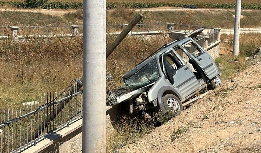 Eskişehir’de kaza: Araç beton duvara çarptı, 1'i ağır 3 yaralı
