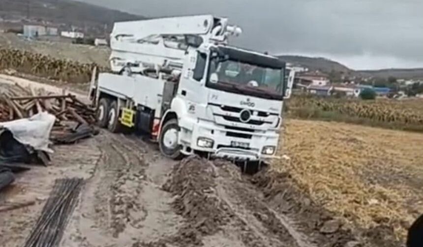 Eskişehir'de TOKİ inşaatı çamura teslim oldu, çalışmalar durdu