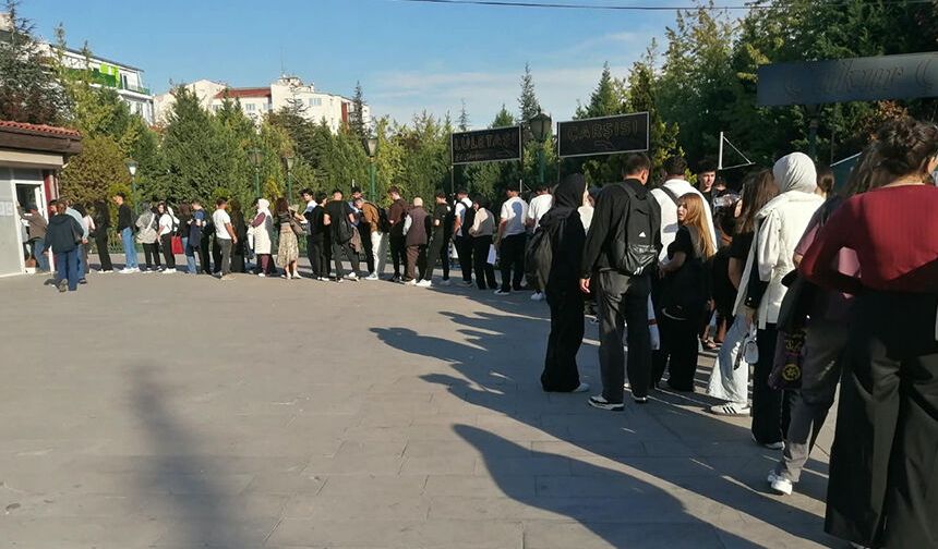 Eskişehir'e gelen öğrenciler ilk oraya koştu: Kuyruk sokağa taştı