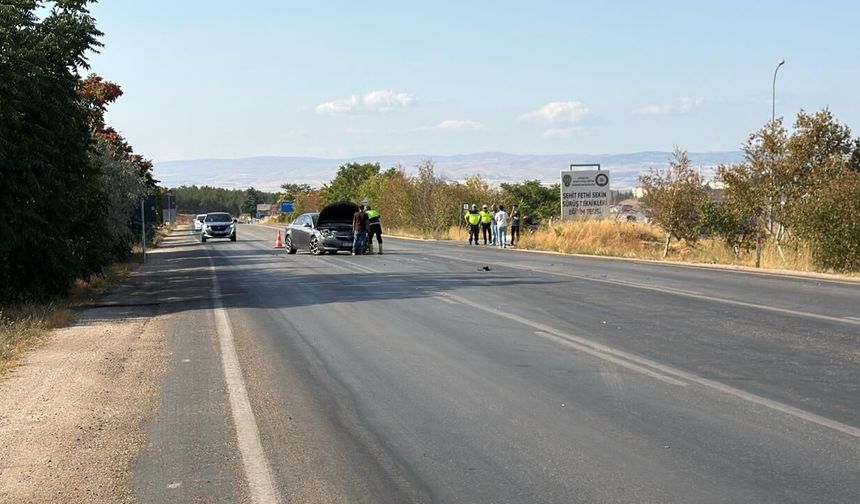 Seyitgazi yolunda korkutan kaza: Takla atan kamyonetteki 2 kişi yaralandı!