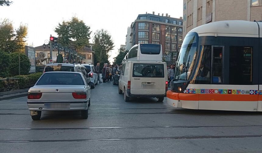 Eskişehir'de köprüde yine aynı manzara: Yasak dinlemiyorlar!