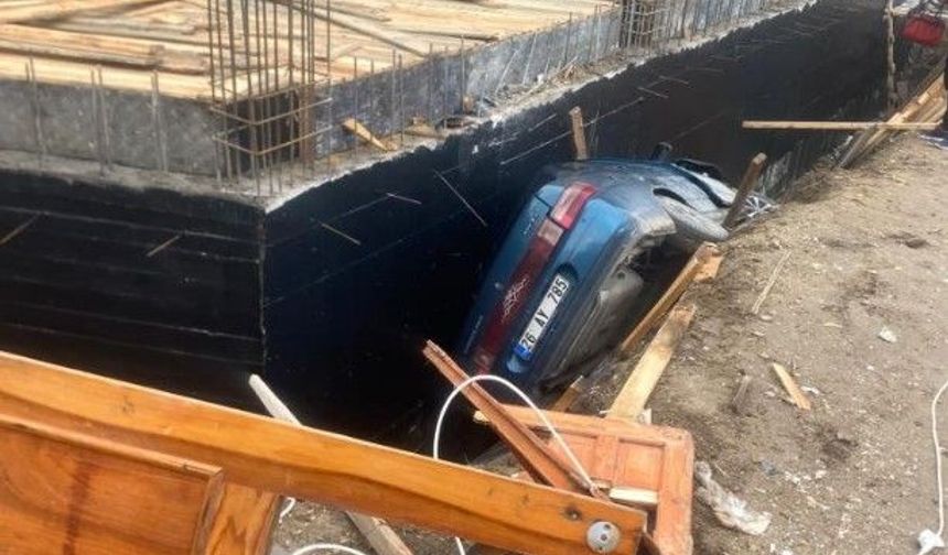 Kaygan yolda kontrolden çıktı, inşaatın temeline uçtu
