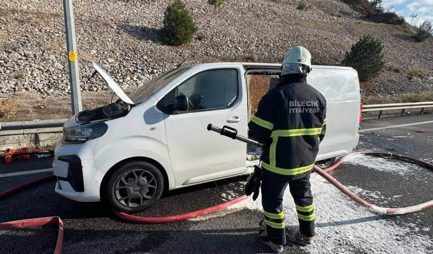 Bilecik-Sakarya yolunda araç yangını! İtfaiye müdahale etti