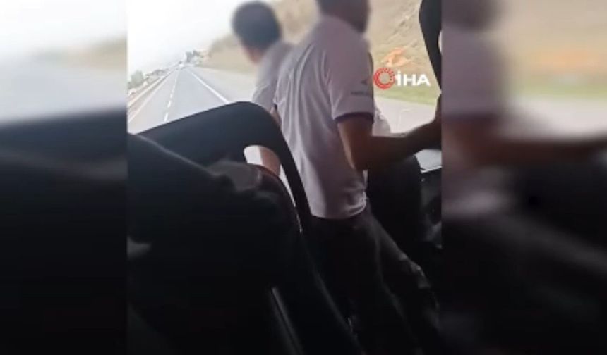 Eskişehir yolunda akılalmaz görüntü! Seyir halindeki otobüste şoför değişimi