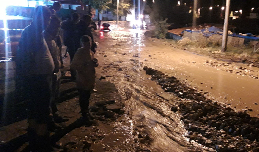 Eskişehir'in ilçesini sel vurdu!