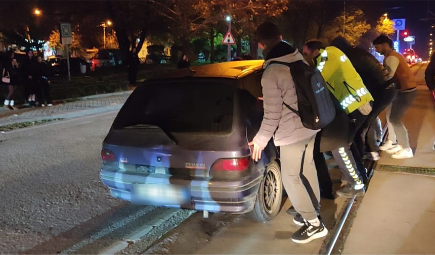 Eskisehirde Tramvay Yoluna Daldi Seferler Aksadi