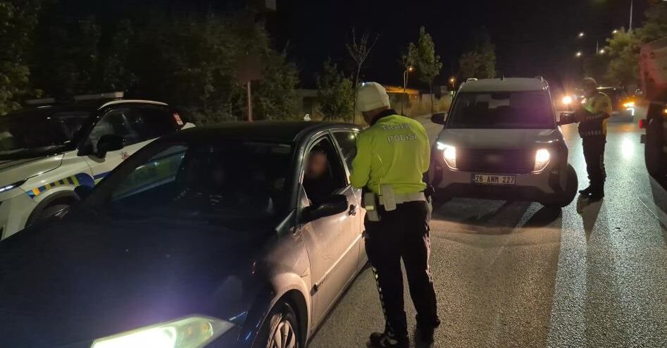 Eskişehir’de polis durdurdu, sürücü aracını bırakıp kaçtı