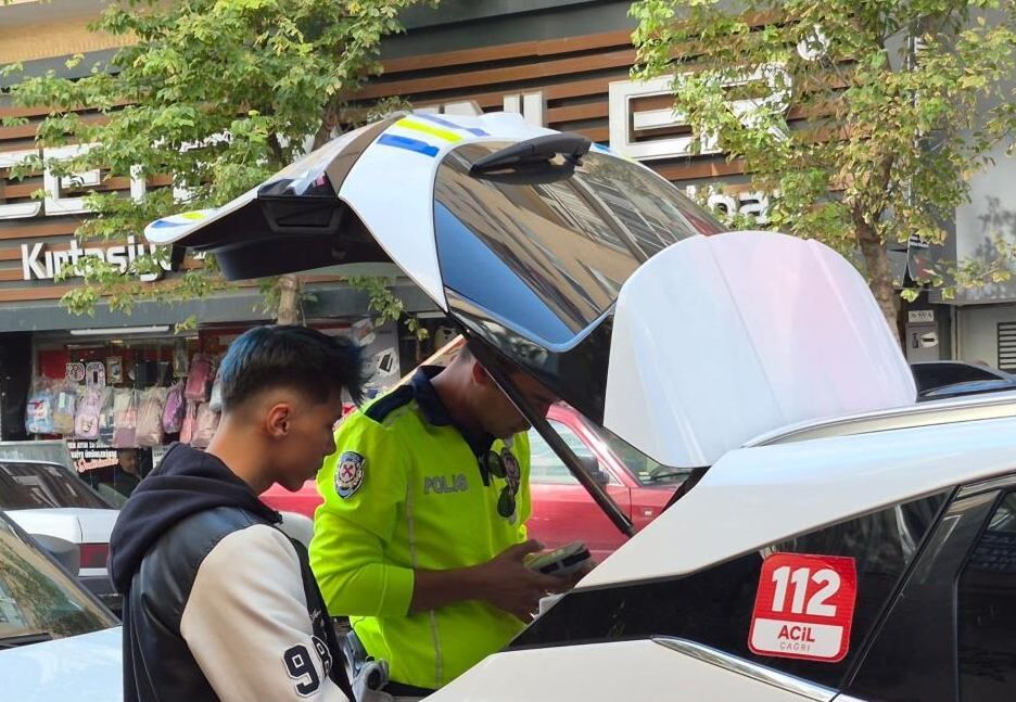 Eskişehir’de otomobil sürücüsüne yumruk atan motosikletliye ağır ceza