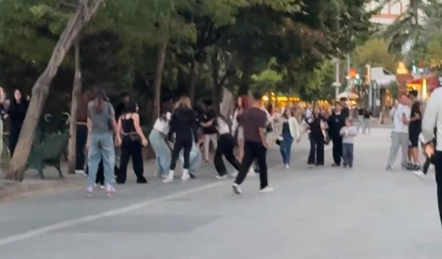 Eskişehir’de sokak ortasında kavga: Genç kızları çevredekiler ayırdı