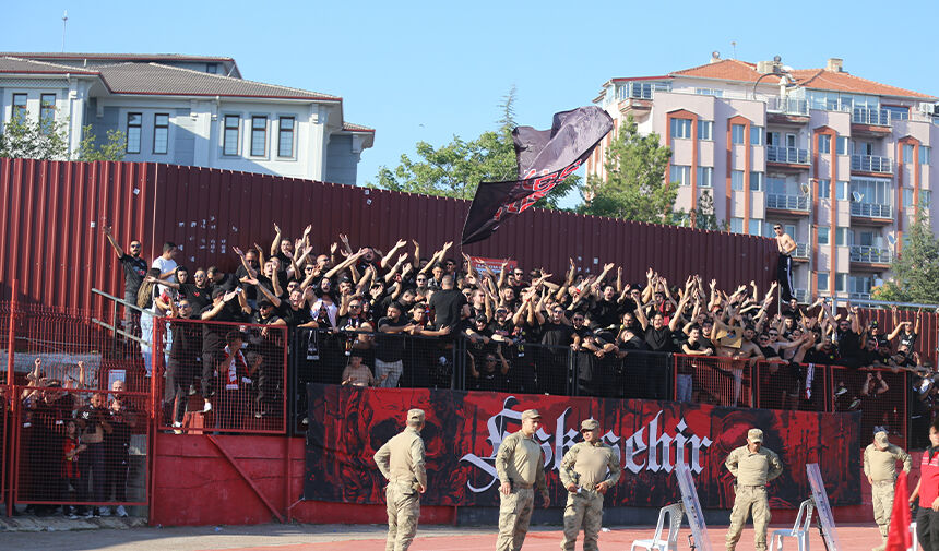 Eskişehirspor taraftarı tribüne sığmadı