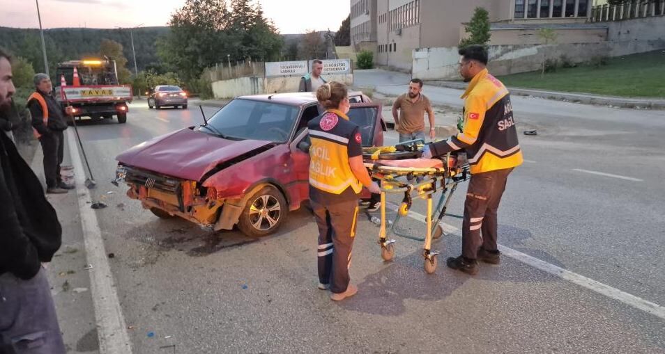 Eskişehir’de kontrolden çıkan otomobil direğe çarptı