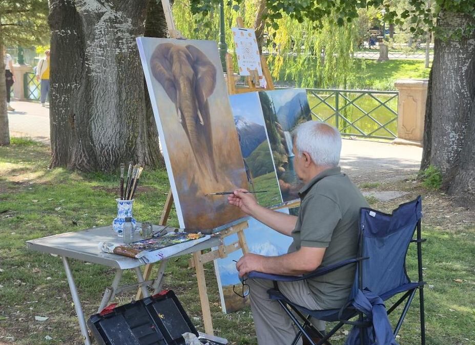 Hiç eğitim almadı, sergileri gezerek ressam oldu