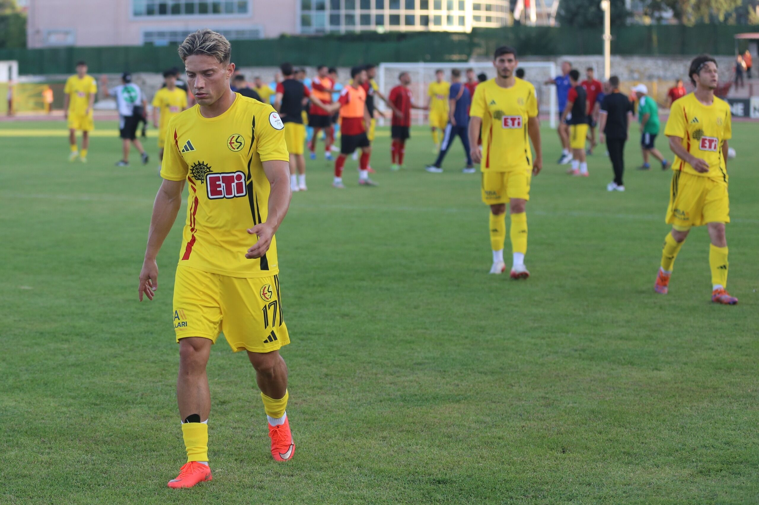 Eskişehirsporlu futbolcu yaptığı ortalarda isabet sorunu yaşıyor