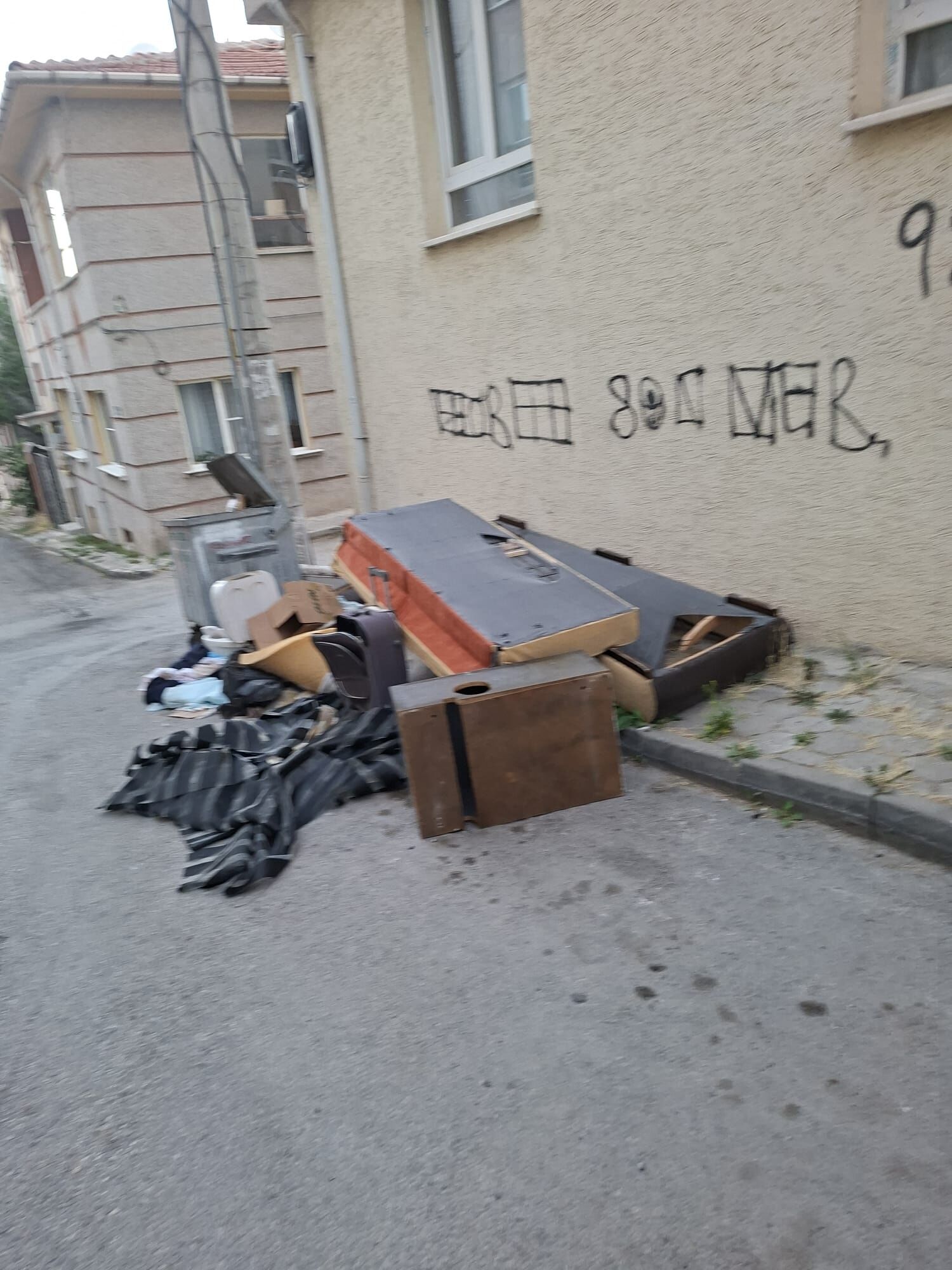 Eskişehir Şirintepe’de çöpler yola kadar yayıldı