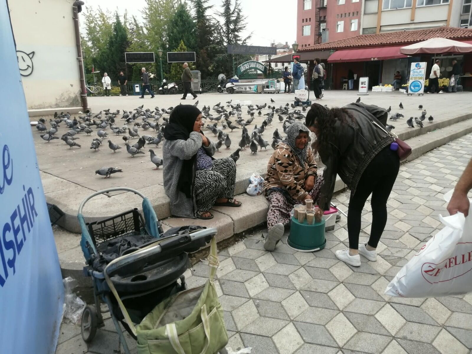 Köprübaşı’nda güvercin yemi tepkisi: Esnaf isyan etti