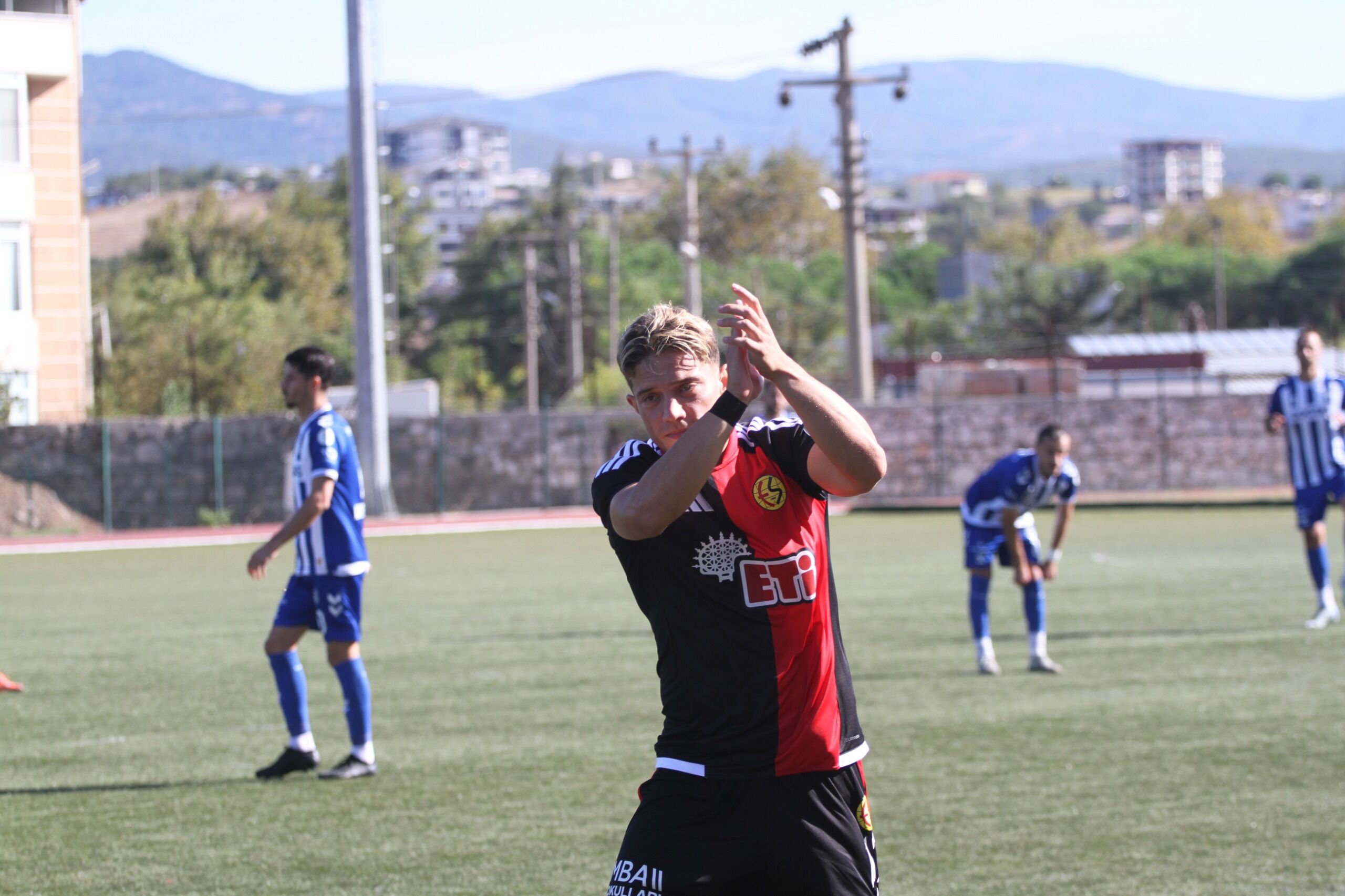 Eskişehirsporlu futbolcu memleketinde alkışlandı