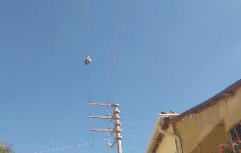 Eskişehir’de 5 yıldır elektrik telinde duruyor, kimse nedenini bilmiyor