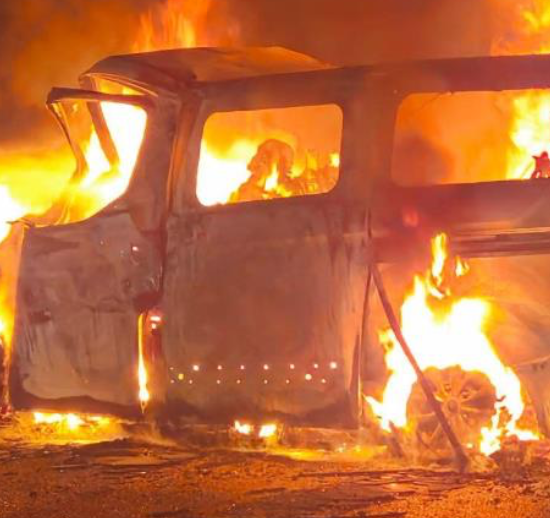 Afyonkarahisar’da minibüs yangını facia ile bitti: Sürücü hayatını kaybetti