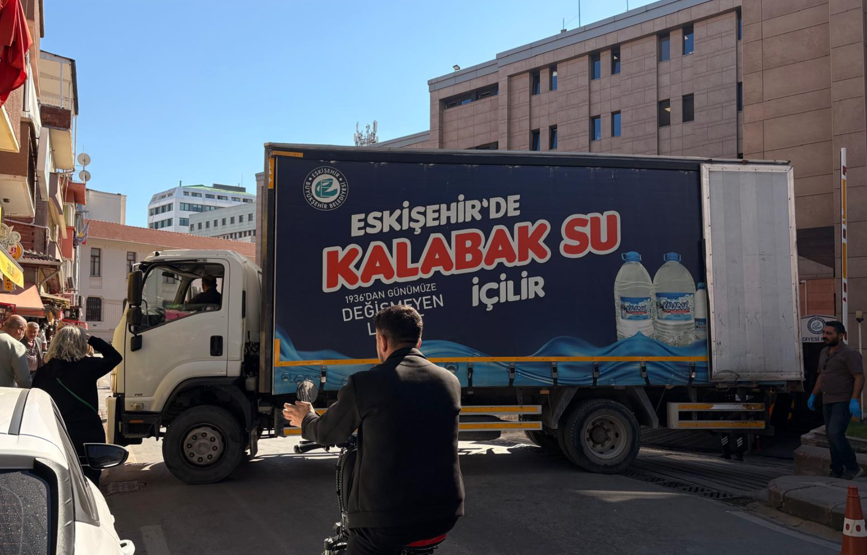 Eskişehir’de Kalabak aracı sokakta sıkıştı! Trafik aksadı