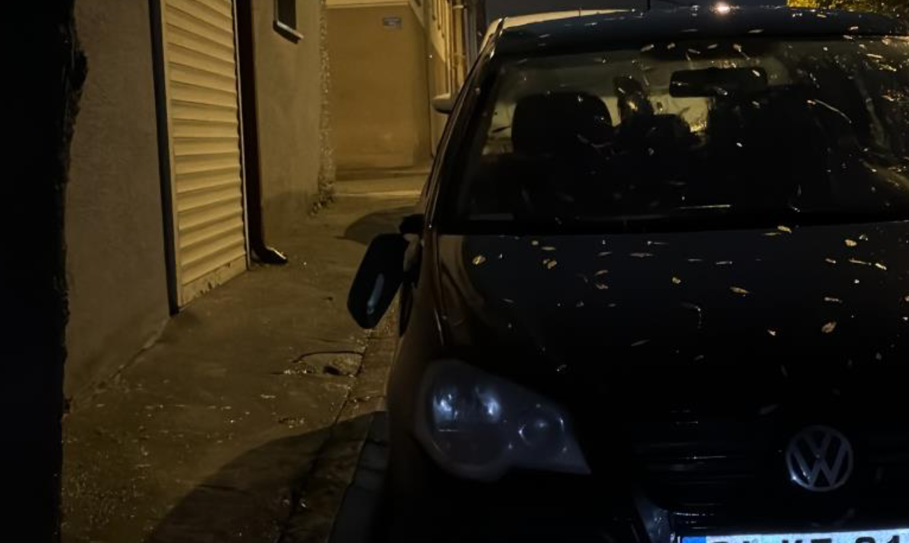 Eskişehir’de park halindeki araçların aynalarını tekmeyle kırdı! O anlar kamerada