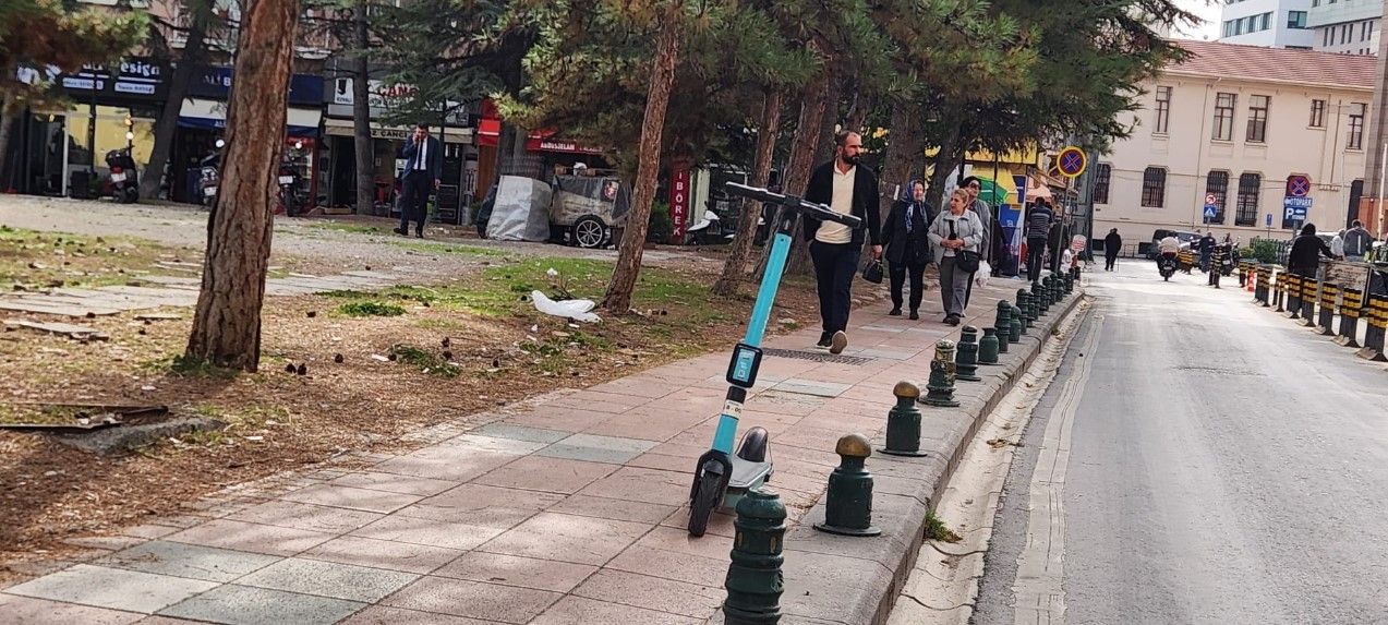 Eskişehir kaldırımlarında geçiş çilesi