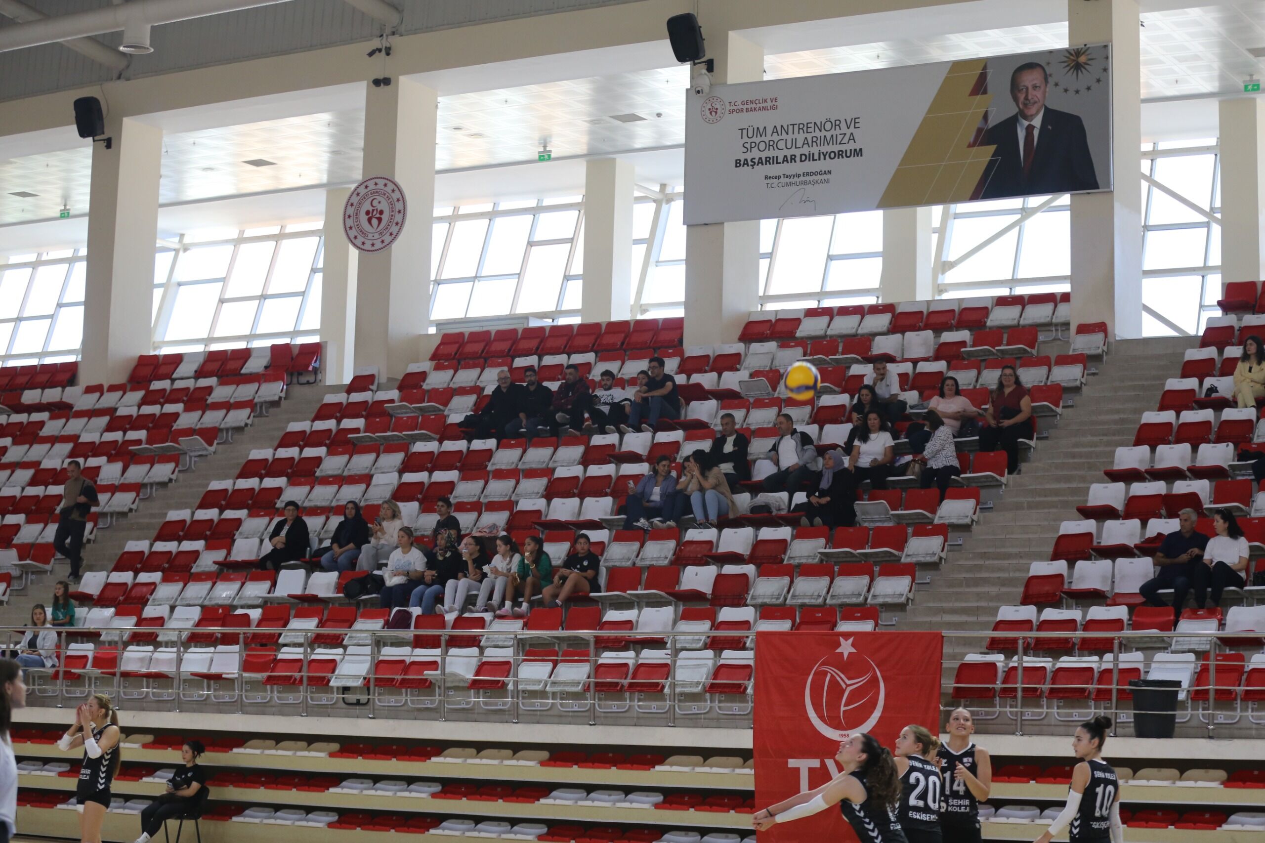Filedeki derbiyi az sayıda sporsever takip etti