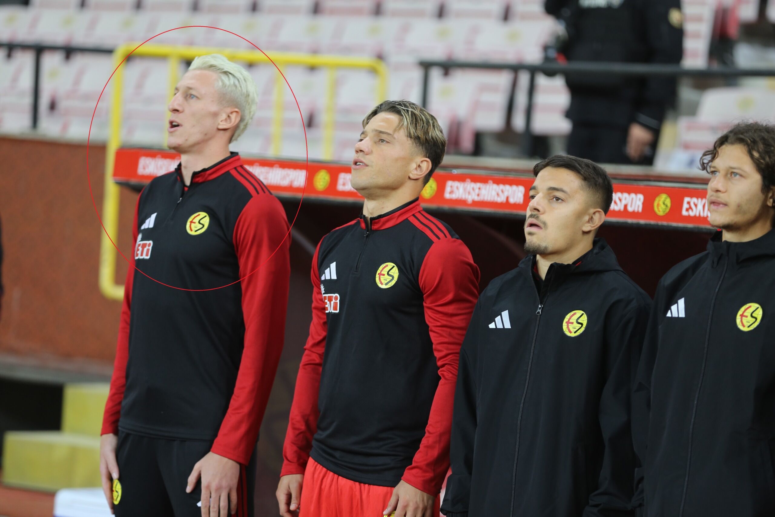 Eskişehirsporlu deneyim oyuncu yedek kulübesinde