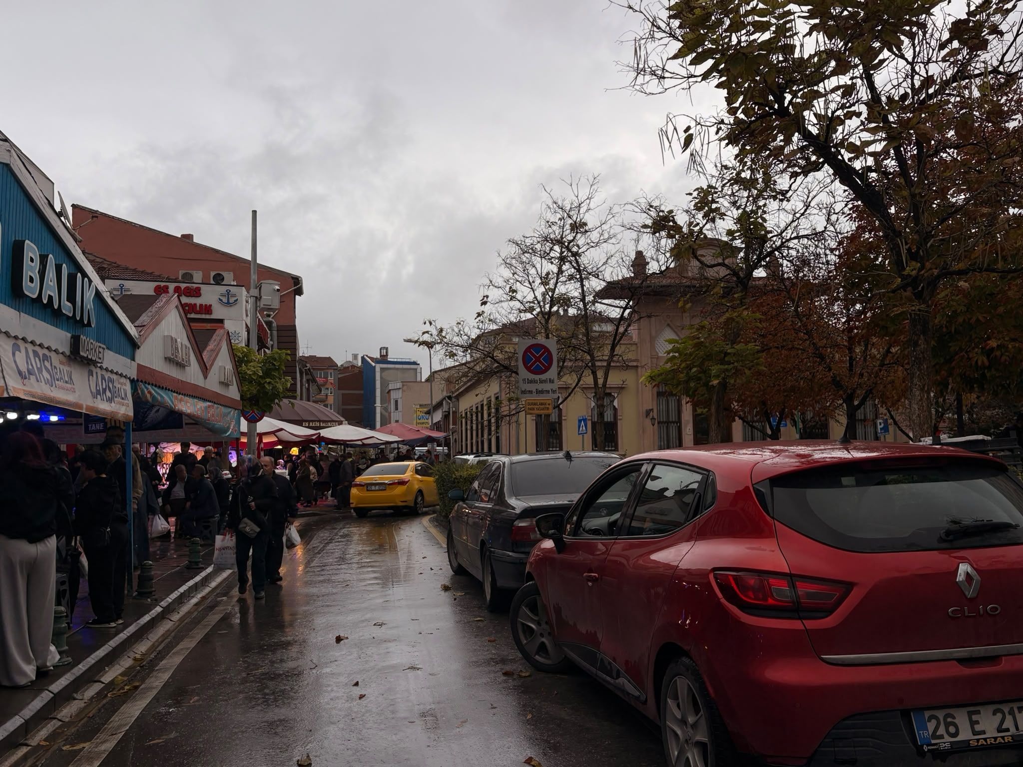 Eskişehir Balıkçılar Çarşısı çevresinde park yoğunluğu! Trafik yoğunlaştı