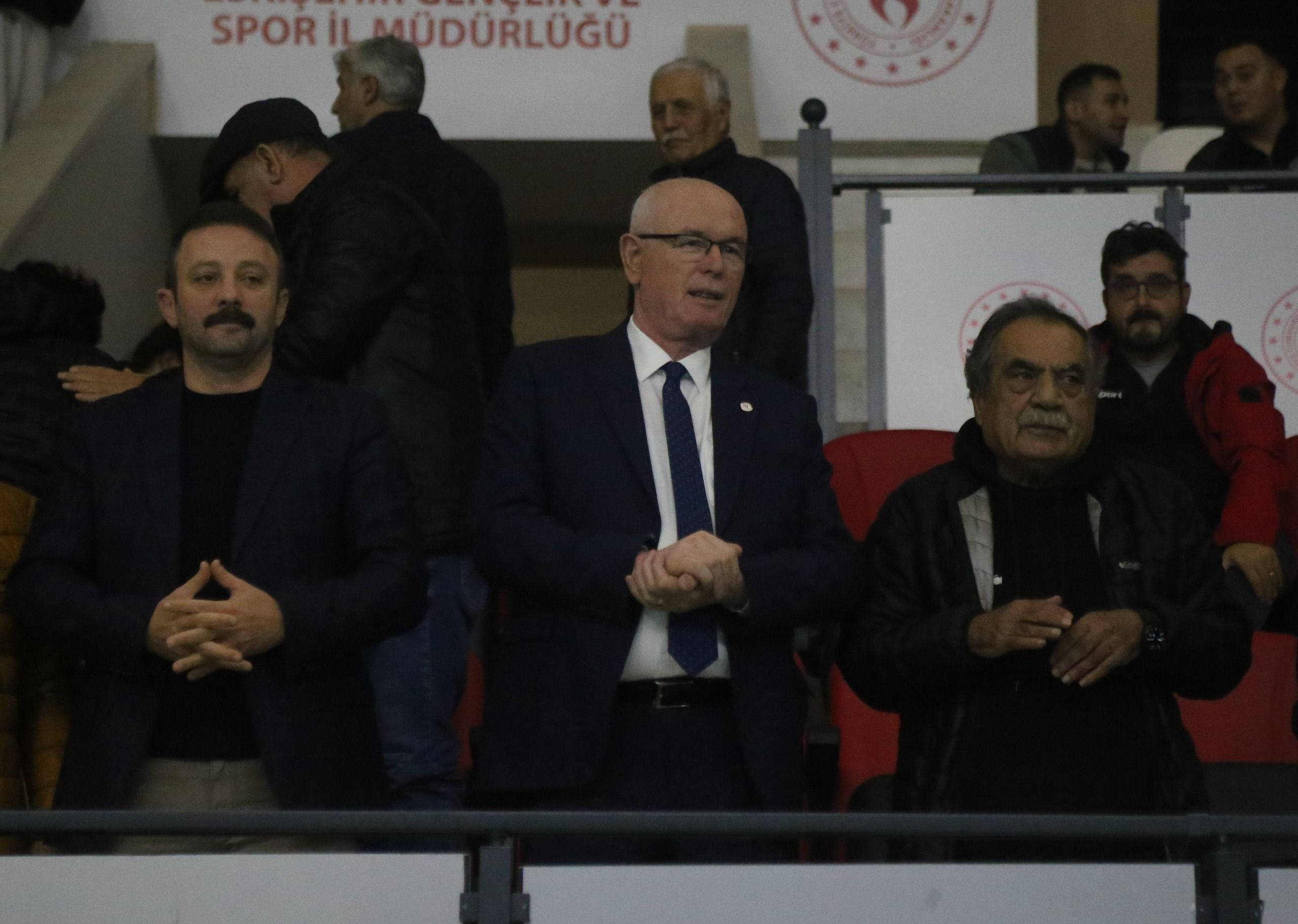 Başkan Kurt maç sonu takımı kutladı