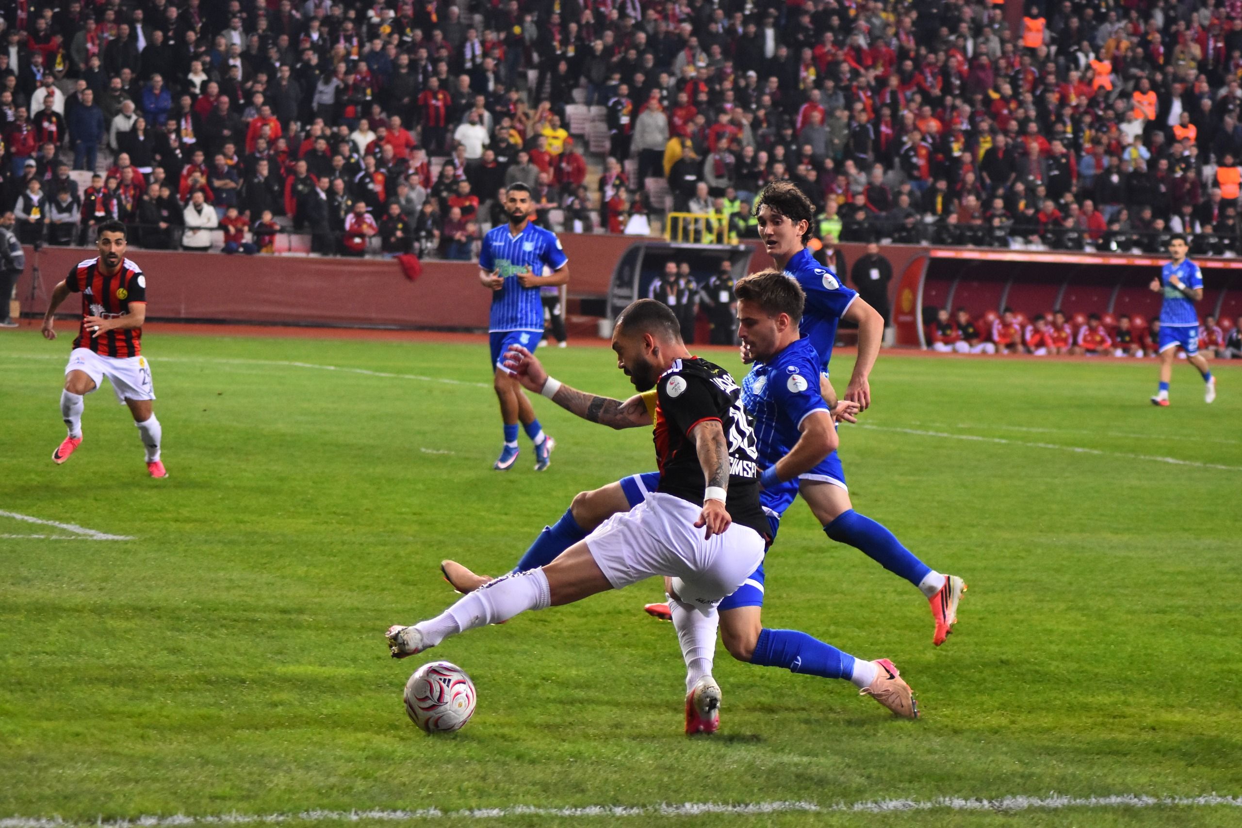 Eskişehirspor liderin takıldığı haftada kazanamadı